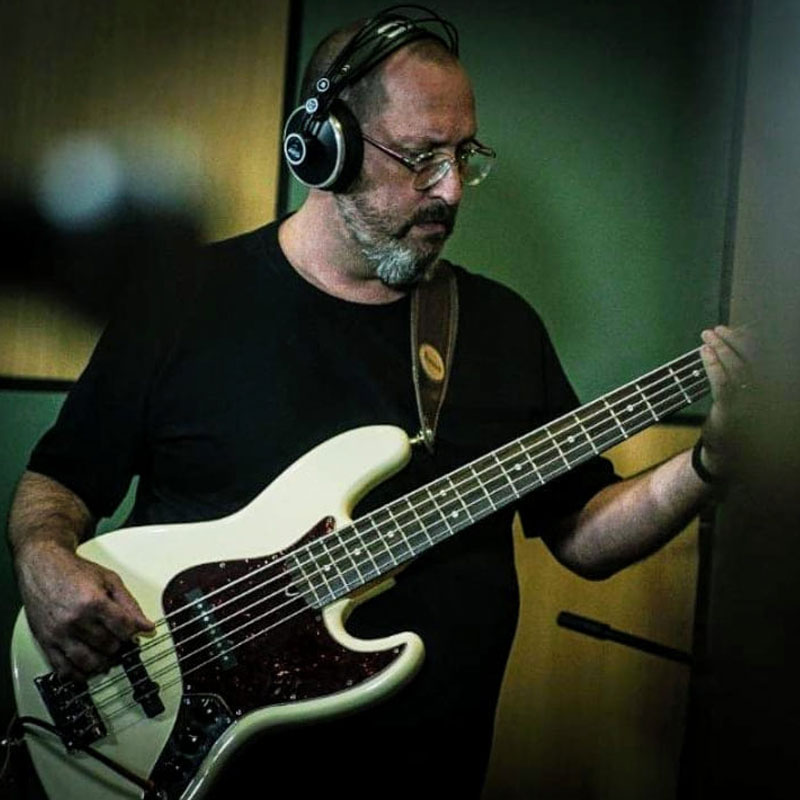 Claudio Machado é professor de baixo na EM&T School of Rock