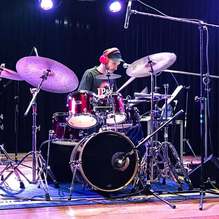 Douglas Maiochi é professor de bateria na EM&T School of Rock Douglas Maiochi é professor de bateria na EM&T School of Rock