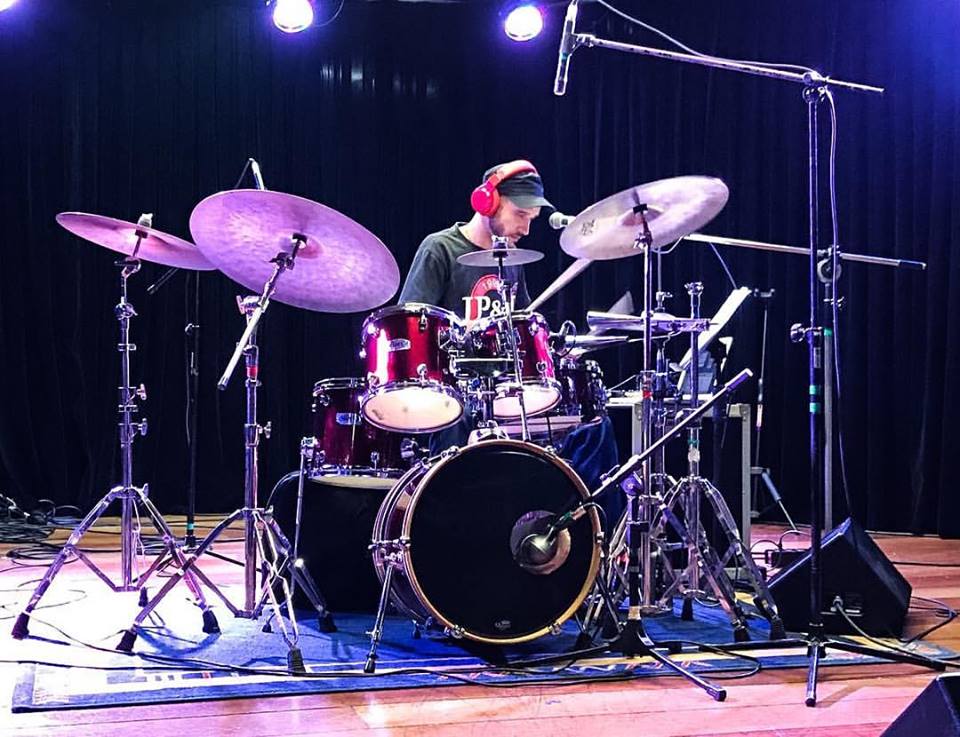 Douglas Maiochi é professor de bateria na EM&T Douglas Maiochi é professor de bateria na EM&T