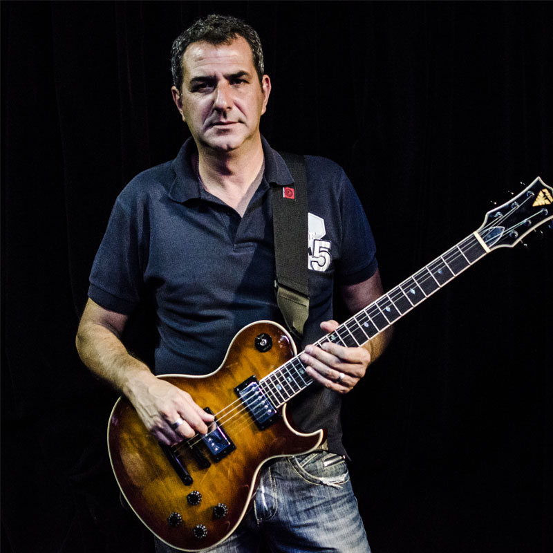 Edu Letti é professor de guitarra e do projeto On Stage na EM&T Edu Letti é professor na EMT School of Rock