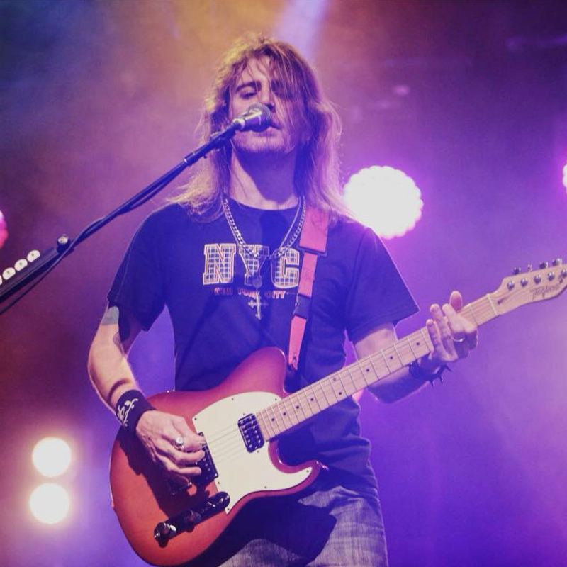Fabiano Carelli é professor do IG&T Personal e guitarrista da banda Capital Inicial Fabiano Carelli é professor de guitarra na EM&T School of Rock