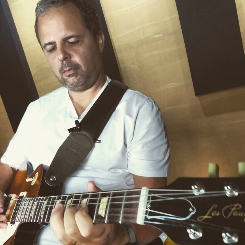 Fabio Santini é professor de guitarra no IG&T Fabio Santini é professor de guitarra na EM&T School of Rock