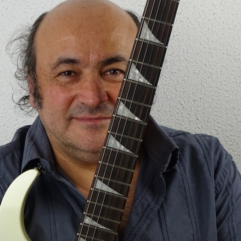 Joe Moghrabi, professor de guitarra do IG&T Joe Moghrabi é professor de guitarra na EM&T School of Rock.