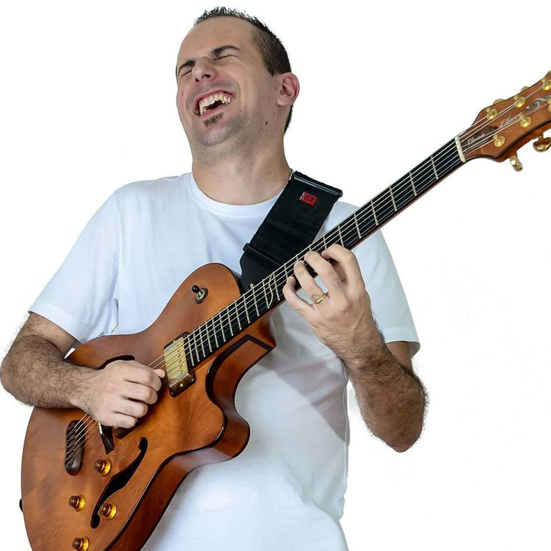 Michel Caramelo é professor de guitarra na EMT School of Rock