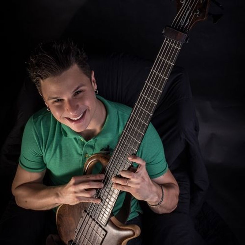 Ricardinho Paraiso é professor de baixo na EM&T School of Rock