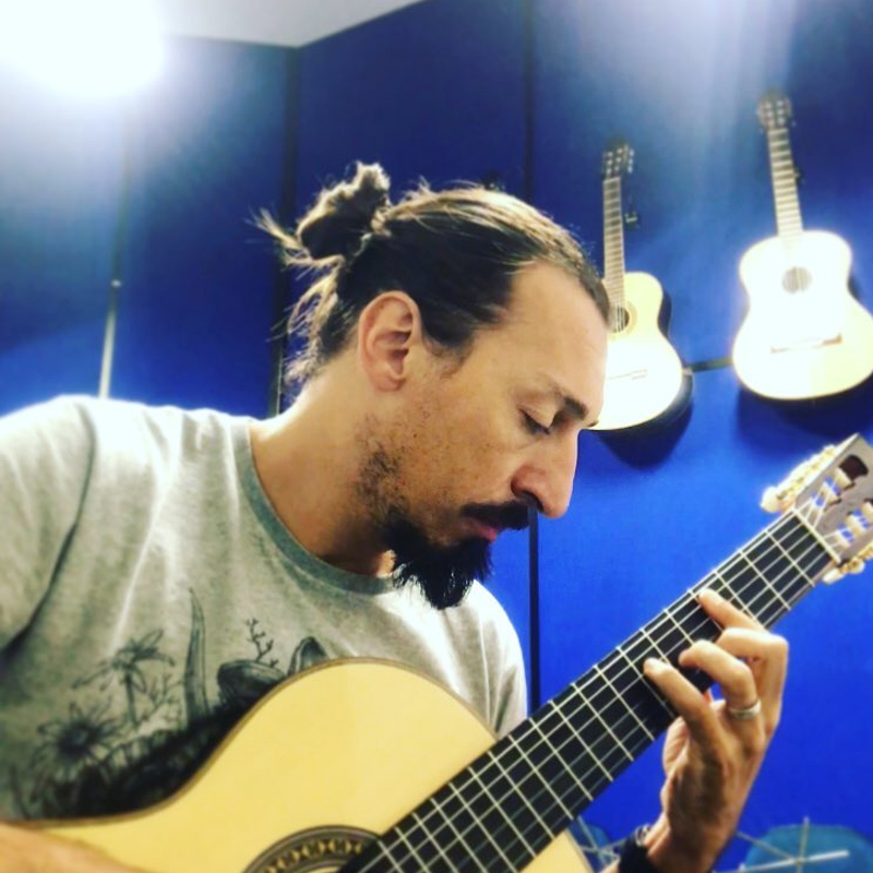 Ronaldo Dias é professor de violão da EM&T School of Rock.