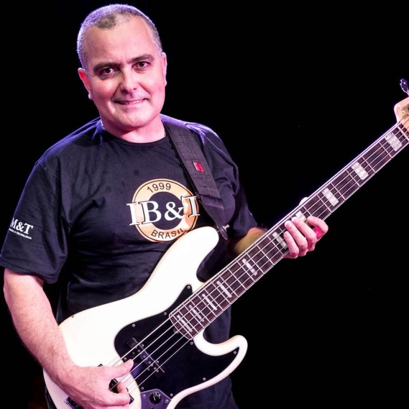 Zé Renato é professor de baixo na EM&T School of Rock Zé Renato é professor de baixo na EM&T School of Rock