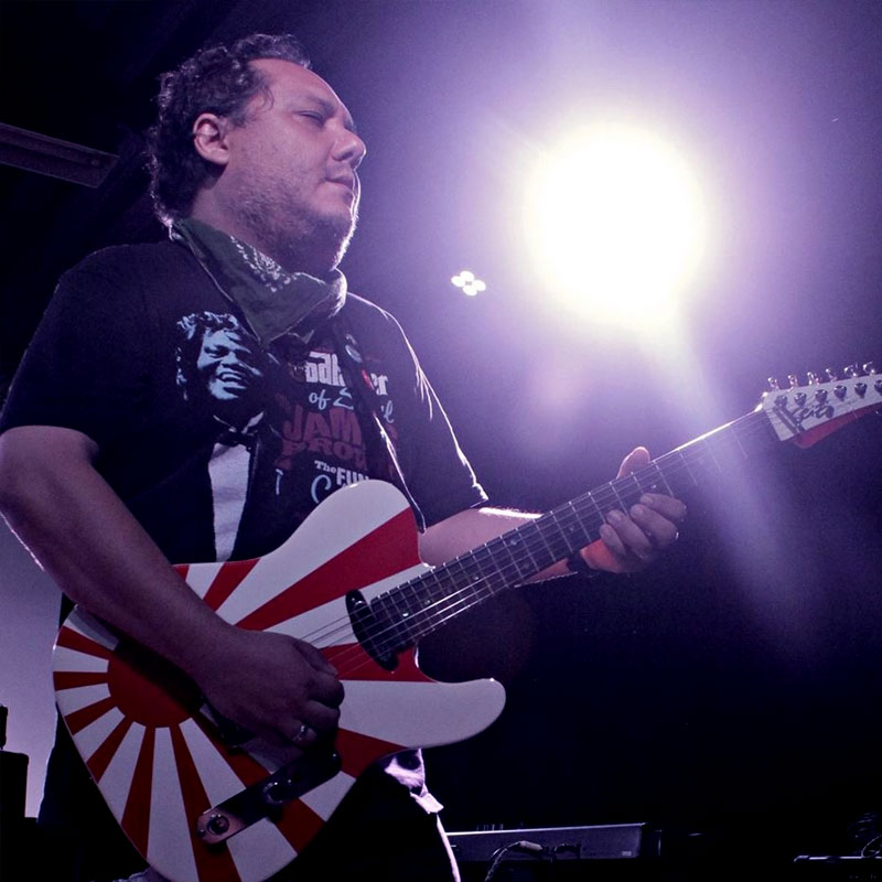 Marcio Okayama é professor de guitarra na EM&T Marcio Okayama é professor de guitarra na EM&T School of Rock