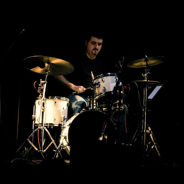 Caio Dohogne, professor de bateria na EM&T School of Rock Caio Dohogne, professor de bateria na EM&T School of Rock
