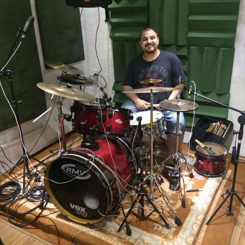 Fabio Marrone, professor de bateria na EM&T School of Rock Fabio Marrone, professor de bateria na EM&T School of Rock