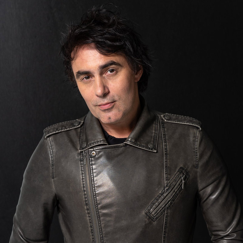 Alírio Netto é professor na EMT School of Rock