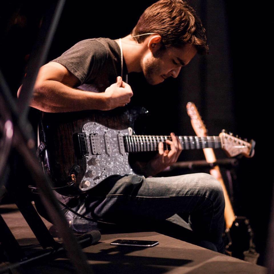 Guitarrista formado pelo Musicians Institute em Los Angeles, Lucas é guitarrista profissional nos EUA há mais de 3 anos.