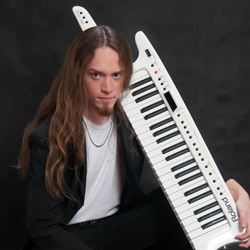 Flavio Sallin é professor de teclado na EM&T School of Rock