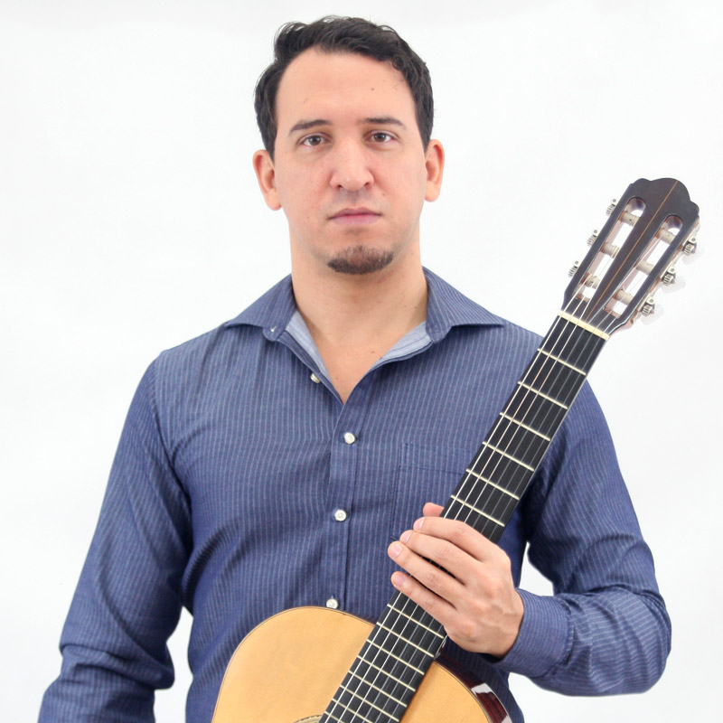 Leandro Latú é professor de violão na EM&T School of Rock