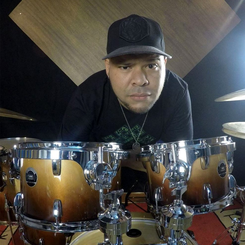 Fabio Porpeta é professor de bateria na EM&T School of Rock.