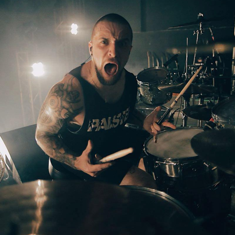 Eloy Casagrande dá aulas de bateria na EM&T School of Rock