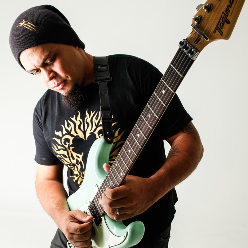 Téo Dornellas, professor de guitarra da EM&T School of Rock