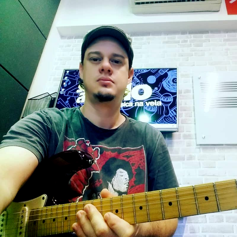 Thiago Orsioli é professor de guitarra na EM&T School of Rock Thiago Orsioli, professor de guitarra na EM&T School of Rock